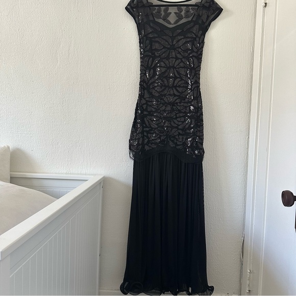 Maxi black period style sequined sleeveless gown with flowy material. - Picture 6 of 13